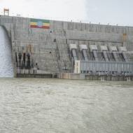 Zařízení se zároveň zařadí mezi dvacítku největších vodních elektráren světa. Elektrárna v největší čínské přehradě Tři soutěsky má výkon ještě čtyřikrát vyšší, tedy 21,5 tisíce megawattů (asi desetkrát více než výkon jaderné elektrárny Temelín).