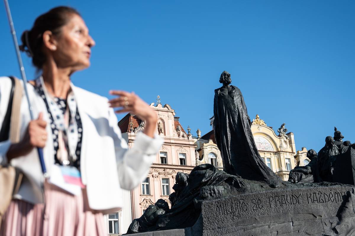 Děj se odehrává i u pomníku Mistra Jana Husa.