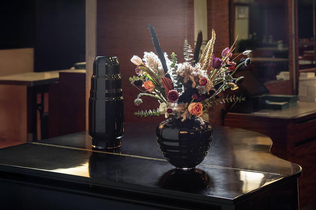 František Jungvirt a květinářství Provoní – instalace v kavárně Slavia.