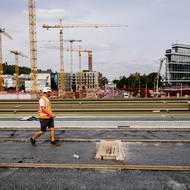 Fotografie z prohlídky mostu z letošního podzimu, kdy si bylo možné stavbu poprvé přejít.