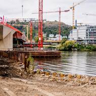 Přilehlé okolí mostu by mělo nabídnout multifunkční prostor se skateparkem nebo uměleckými díly.