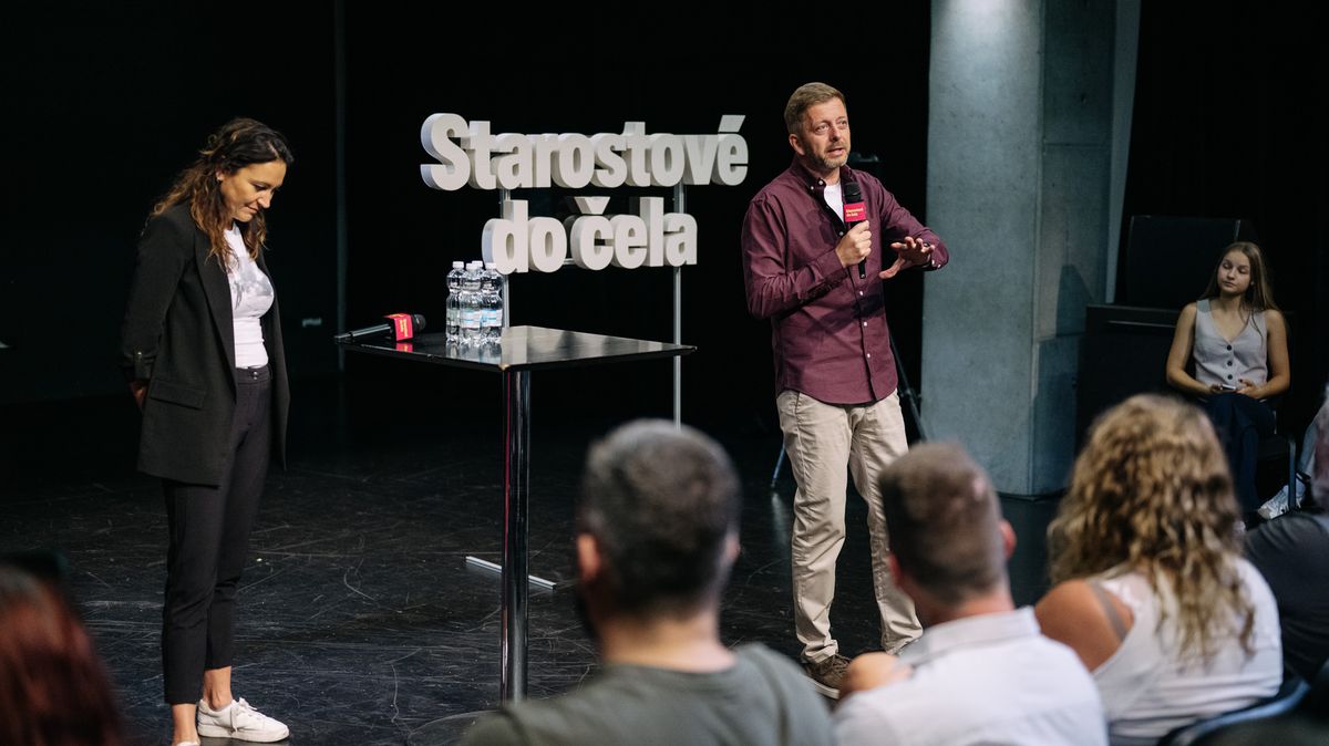 Osm hodin poslouchat Okamuru a Babiše? To se radši vyspím, rýpnul si Rakušan