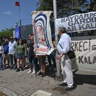 Pro 61letého důchodce, který stále slyší ozvěnu píšťal a výkřiky prodavačů nabízejících své sezamové pečivo, by však tato ikonická budova měla zůstat nádražím. „Bylo to tak krásné místo, bylo tam tolik pohybu a energie, lidé byli plní nadšení a radosti. Ta krása dnes už neexistuje,“ řekl agentuře AFP. (Na snímku protestující, kteří se poblíž nádraží scházejí každou neděli, vyfoceno 24. srpna.)