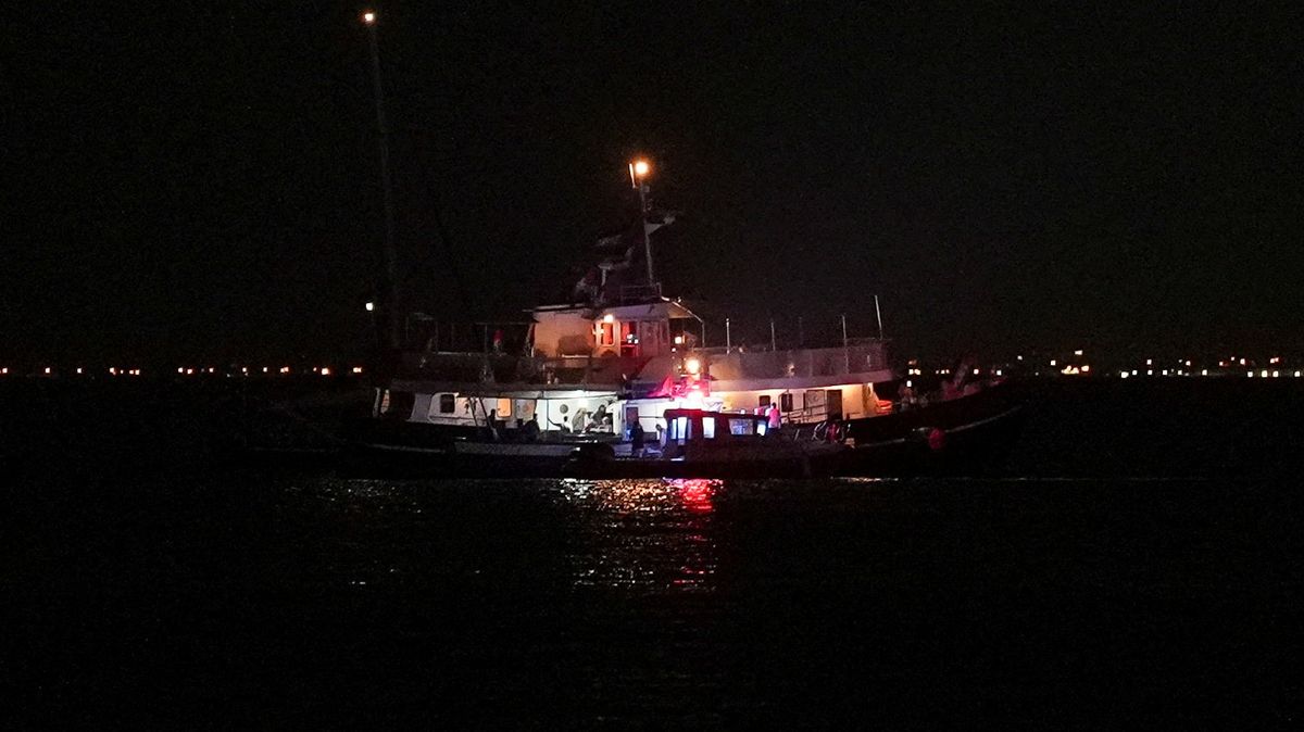 Flotila s pomocí pro Gazu tvrdí, že její loď v tuniských vodách zasáhl dron