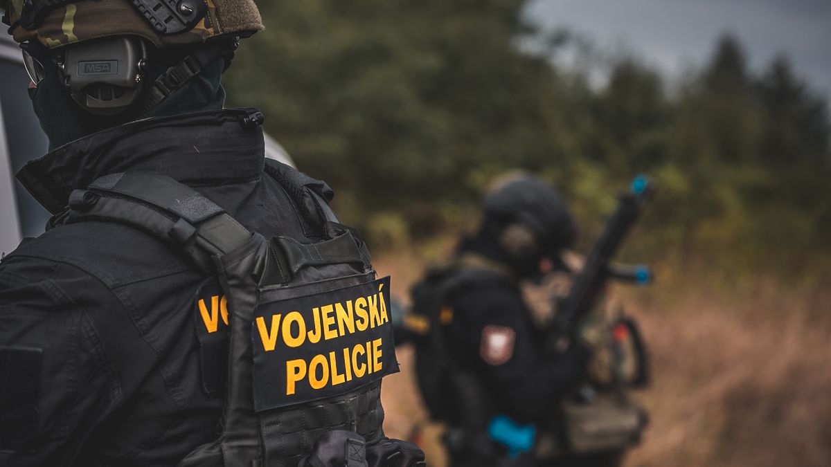 Voják, který pořezal generála Hyťhu, je podezřelý z několika trestných činů