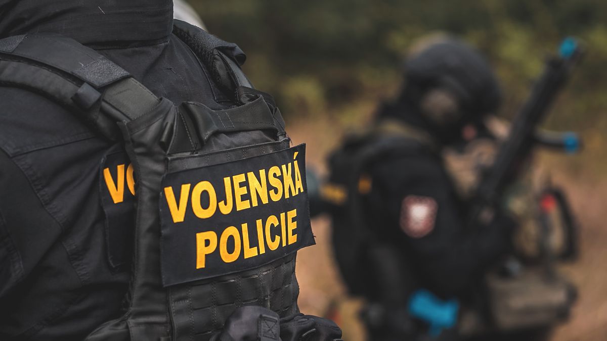 Policie navrhla obžalovat sedm lidí kvůli ovlivňování zakázek na obraně