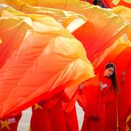 Zhruba 101milionová země ale čelí novým výzvám v podobě rychlého růstu, který se snaží vybalancovat reformami, stárnoucí populace, klimatických rizik, slabých institucí a tlaku USA ohledně jejího obchodního přebytku. (V průběhu pochodu vystupovaly také umělecké sbory. Hanoj, 2. září)