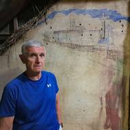 Frank Frištenský na půdě v terezínském domě, kde byla nalezena kresba Hradčan.