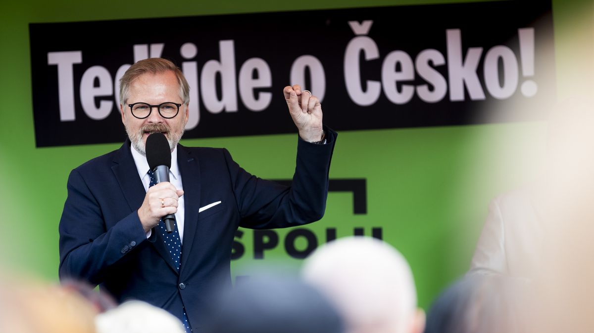 „Zaprodanče,“ křičeli na Fialu v Praze. Sklidil i potlesk