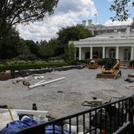 Kromě trávníku se Trump pustil i do dalších budovatelských činů. Na trávníku Bílého domu nechal vztyčit dvojici obřích stožárů s americkými vlajkami. (Snímek z přípravných fází nové Růžové zahrady.)