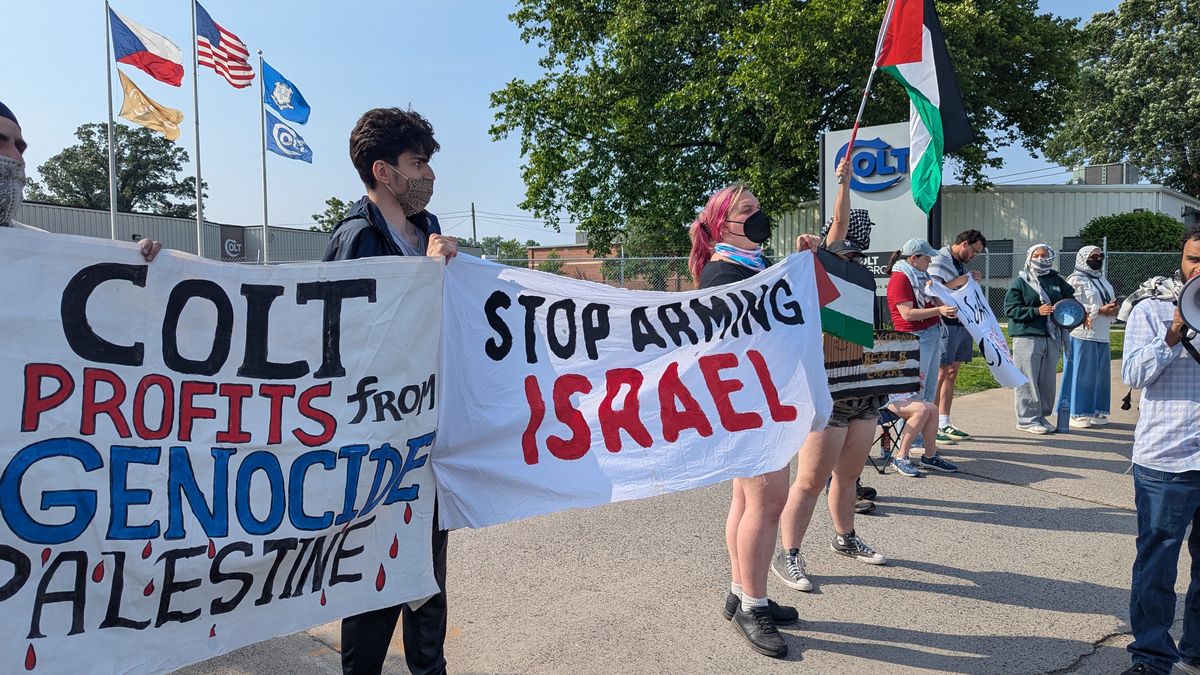 Demonstrace před branami Coltu v USA. Odpůrcům Izraele se nelíbí dodávky pušek