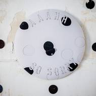 Z textilu, čalounických hřebíků a flitrů vytvořila Valentýna Janů dílo nazvané Regrets. „Existují studie dokazující, že puntíky se jeví jako ženský vzor, kdežto na mužském oblečení najdete častěji proužky, svislý řád,“ vysvětluje.