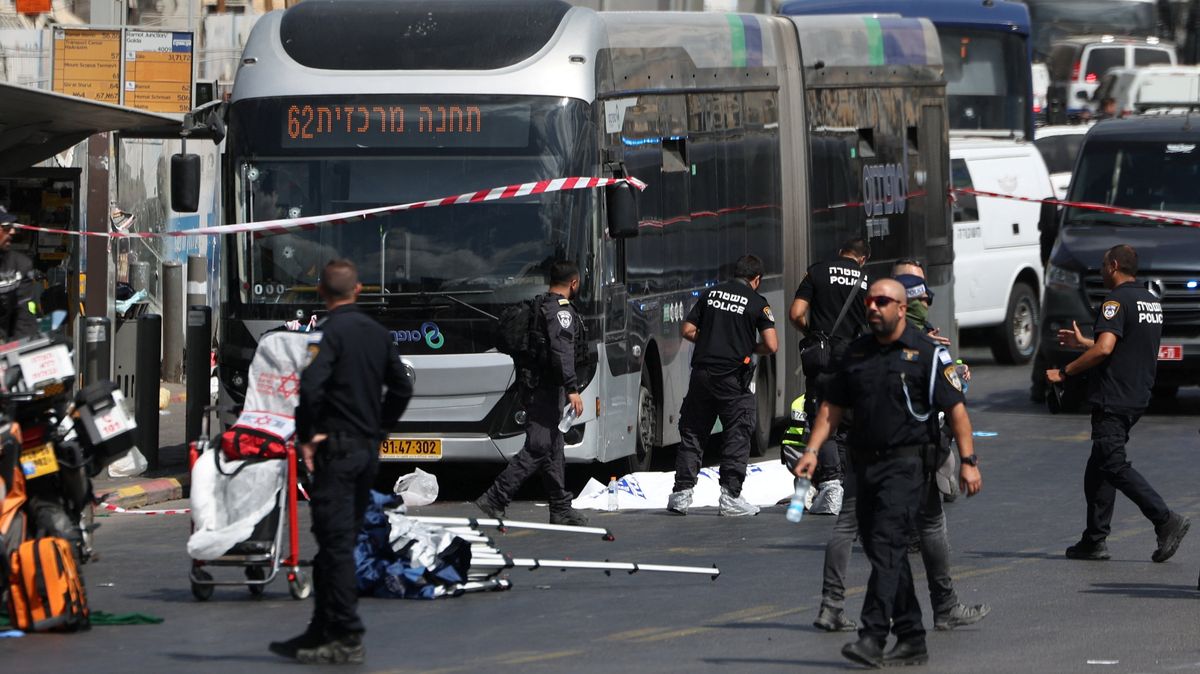 Teroristé stříleli v autobuse v Jeruzalémě, zabili nejméně pět lidí