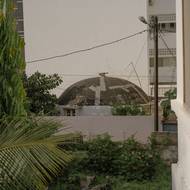 Navrhl je kalifornský architekt Wallace Neff, který byl známý převážně stavbami ve španělském koloniálním stylu a rezidencemi pro hollywoodské hvězdy, jakými byli Judy Garlandová či Groucho Marx.