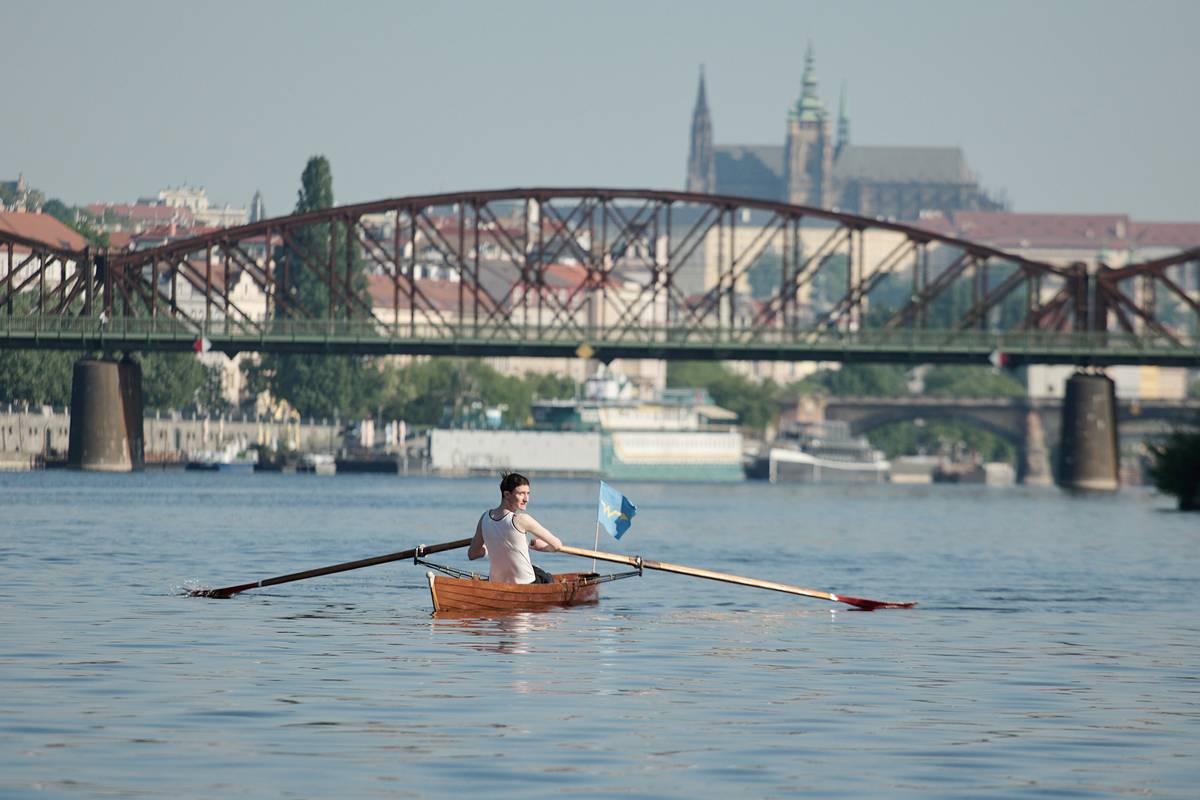 Filmový Franz Kafka (Idan Weiss) během natáčení v Praze.