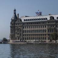 „Není to jen budova, je to pro nás všechno,“ řekl strojvedoucí Hasan Bektas, člen odborové organizace Haydarpaşa Platform – skupiny akademiků, urbanistů a železničních zaměstnanců, kteří protestují proti plánům vlády. Pro Bektase je jasné, že lukrativní poloha u vody vzbudila zájem investorů.