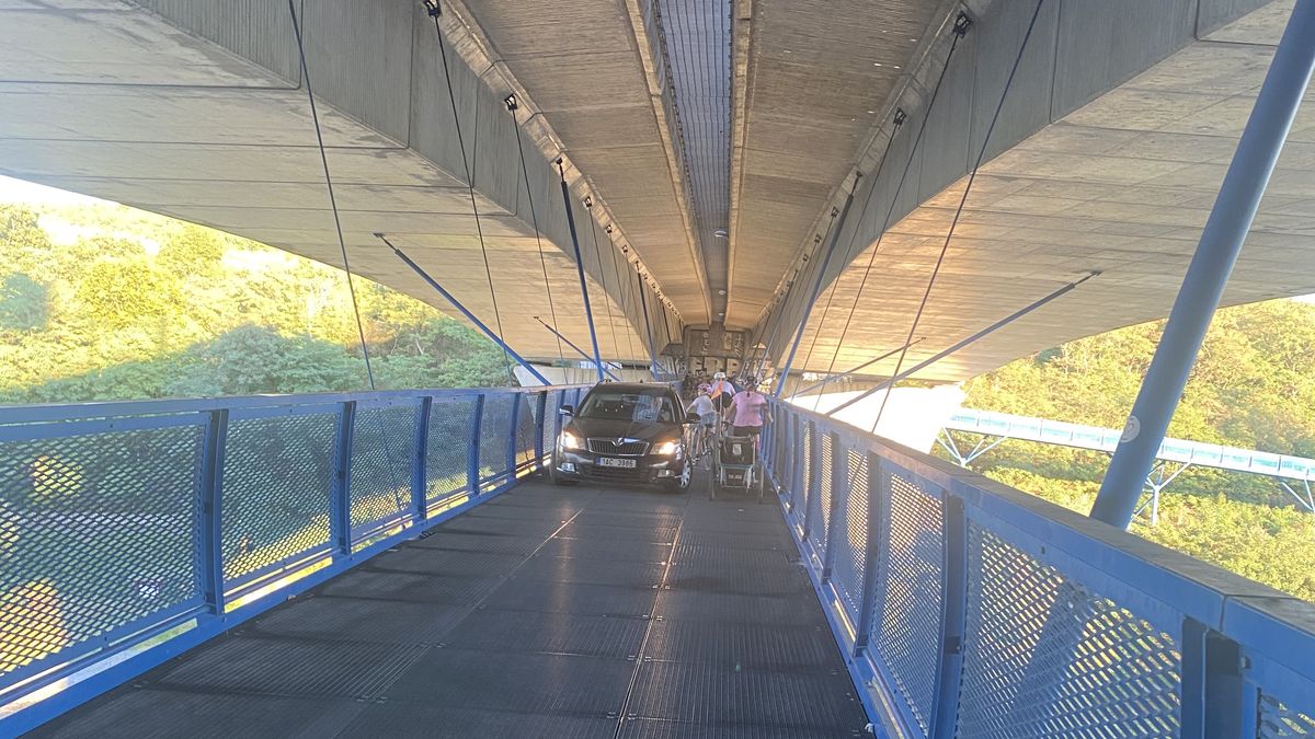 Video: Na cyklolávku přes Vltavu vjelo auto. Policie to šetří jako přestupek