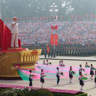 Revoluční vůdce Ho Či Min, jehož sochu na fotografii doprovází mladí lidé, na náměstí Ba Dinh 2. září 1945 vyhlásil nezávislost na francouzské koloniální nadvládě. Vznikla tím Vietnamská demokratická republika (VDR), která se začala rozvíjet jako lidovědemokratický stát ovládaný komunistickou stranou. (Hanoj, 2. září)