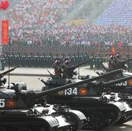 Vietnamské síly ale brzy opět bojovaly proti Francouzům v první indočínské válce, která skončila v roce 1954, a země byla rozdělena na komunistický sever a jih podporovaný USA. Následovala vietnamská válka mezi oběma těmito celky do 30. dubna 1975, kdy Severovietnamci dobyli Saigon a sjednotili zemi. (Hanoj, 2. září)