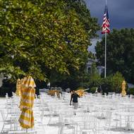 Financial Times v té souvislosti v komentáři napsaly o proměně Bílého domu v Mar-a-Lagoland. 