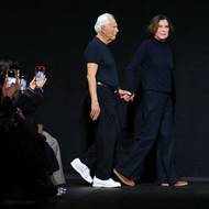 Giorgio Armani s neteří Silvanou Armani na závěr přehlídky podzim/zima 2025-26 během Fashion Weeku v Miláně letos v únoru. 