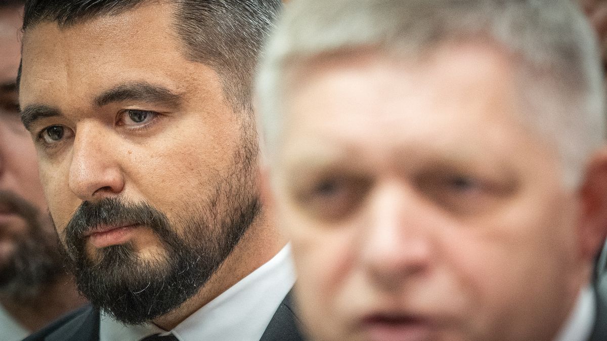 Domy a rychlá auta. Bouračka připomněla, kdo za Fica šéfuje tajné službě