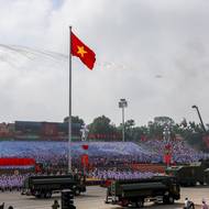 Nad hlavami tisíců účastníků, kteří se přes noc utábořili na chodnících, proletěly stíhačky a vrtulníky s obrovskými vietnamskými vlajkami. (Hanoj, 2. září)