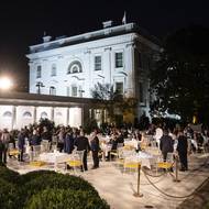 Sám Trump v projevu k hostům večeře na terase nově vydlážděné bílým betonem prohlásil, že „Rose Garden Club“ přijme členy Kongresu, senátory a „lidi, kteří mohou přinést mír a úspěch naší zemi“. „Rose Garden Club v Bílém domě je nejžhavější místo ve Washingtonu, možná i ve světě,“ pravil pak mluvčí Davis Ingle.