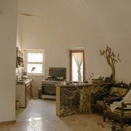 Například dům Ndiaye, který koupil její otec v 50. letech, je nyní obklopen větším rodinným komplexem, kde žije s asi půl tuctem příbuzných z několika generací.