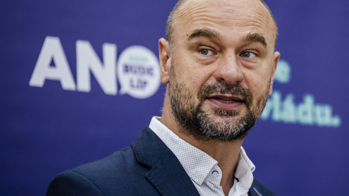 Koalice ANO s Motoristy padá. Přes rychlost na dálnici nejede vlak