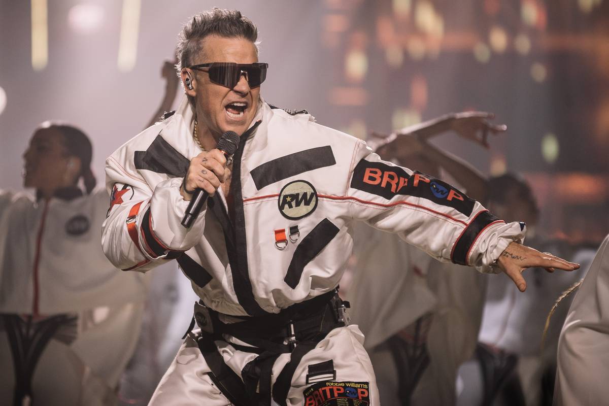 Svůj už pátý český koncert tuto neděli ve vyprodané pražské O2 areně absolvoval anglický zpěvák Robbie Williams.