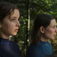 Na fotografii z filmu Na druhé straně léta, který od uplynulého čtvrtka promítají kina, jsou Lucie Fingerhutová jako Bětka a Eliška Bašusová v roli Marie.