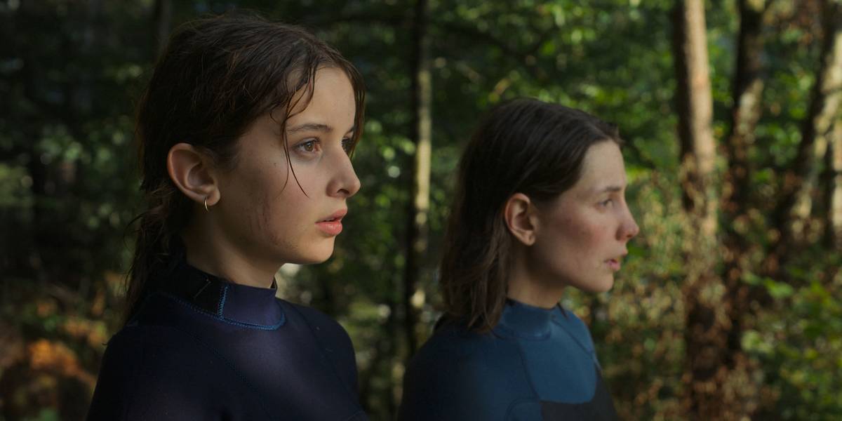 Na fotografii z filmu Na druhé straně léta, který od uplynulého čtvrtka promítají kina, jsou Lucie Fingerhutová jako Bětka a Eliška Bašusová v roli Marie.