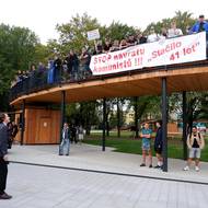 Na ochozu naproti pódiu se sešly desítky odpůrců.