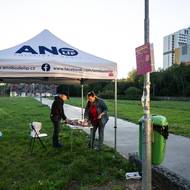 Ranní šichta. ANO oslovuje voliče už od brzkých ranních hodin.