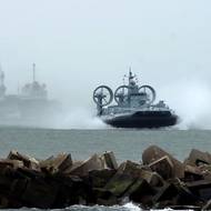 Vojenského cvičení se účastní i ruská vojenská vznášedla.