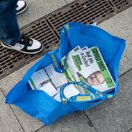 Ranní rutina. Kandidáti a dobrovolníci rozdávají noviny každý den ráno i odpoledne.