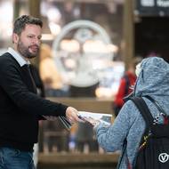 Volební noviny lidé mohou aktuálně dostat prakticky u každé stanice metra.