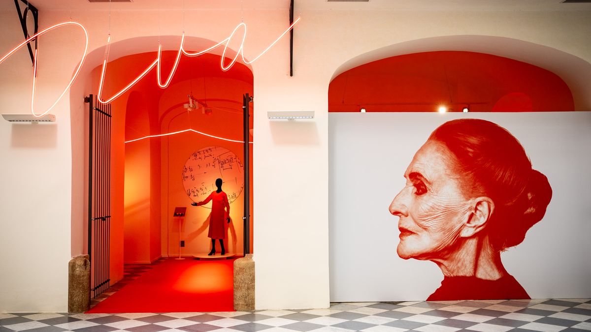 Šaty od Harapese i kastaněty z životní role. Výstava uctí Soňu Červenou