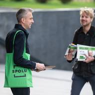 Koalice Spolu rozdávala volební noviny v ranní špičce u stanice metra Strašnická.