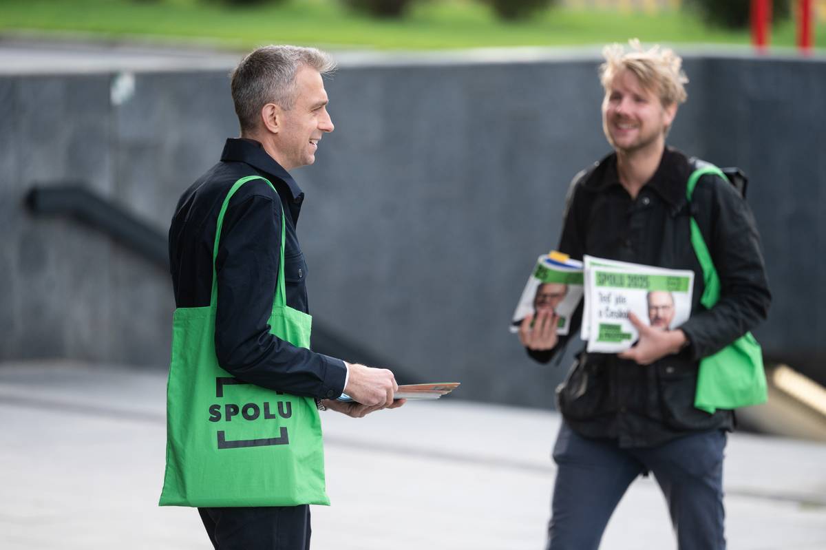 Koalice Spolu rozdávala volební noviny v ranní špičce u stanice metra Strašnická.