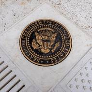 „Když jsme měli tiskovou konferenci, propadali jste se do bláta,“ zdůvodnil prezident proměnu. „Když pršelo, trvalo tři, čtyři, pět dní, než vyschla, a nemohli jsme ji opravdu používat k zamýšlenému účelu.“