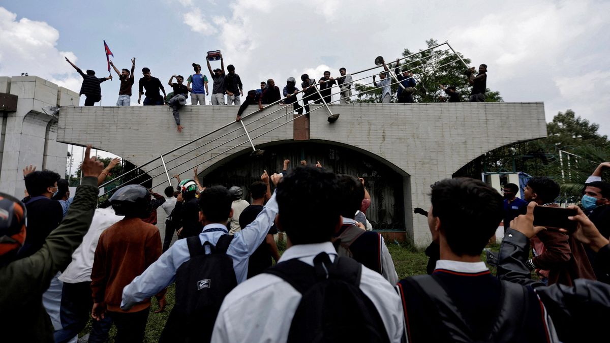 Nejméně 14 mrtvých si vyžádaly střety během protivládního protestu v Nepálu