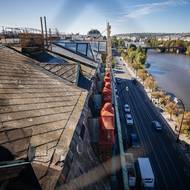 Výstava zabírá tři patra paláce, který návštěvníkům v neposlední řadě nabízí i výhled na Prahu.