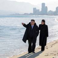 Ženy stojí v severokorejském režimu tradičně spíše v pozadí, ale existují náznaky, že Kim Čong-un se to snaží změnit. Prominentní úlohu za jeho vlády sehrává například i jeho sestra Kim Jo-Čong. (Otec s dcerou při procházce po pláži během návštěvy v provincii Kangwon, 31. prosince 2024).