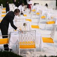 Nový design připomíná terasu Trumpova rezortu Mar-a-Lago na jihu Floridy. Podobnost ještě umocňují žluté a bíle pruhované slunečníky. 