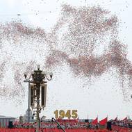 Lidstvo opět čelí volbě mezi mírem a válkou, mezi dialogem a střetem, řekl podle agentury AFP čínský prezident Si Ťin-pching v projevu, kterým zahájil dnešní vojenskou přehlídku na pekingském náměstí Tchien-an-men, jež je součástí čínské oslavy 80. výročí konce druhé světové války.