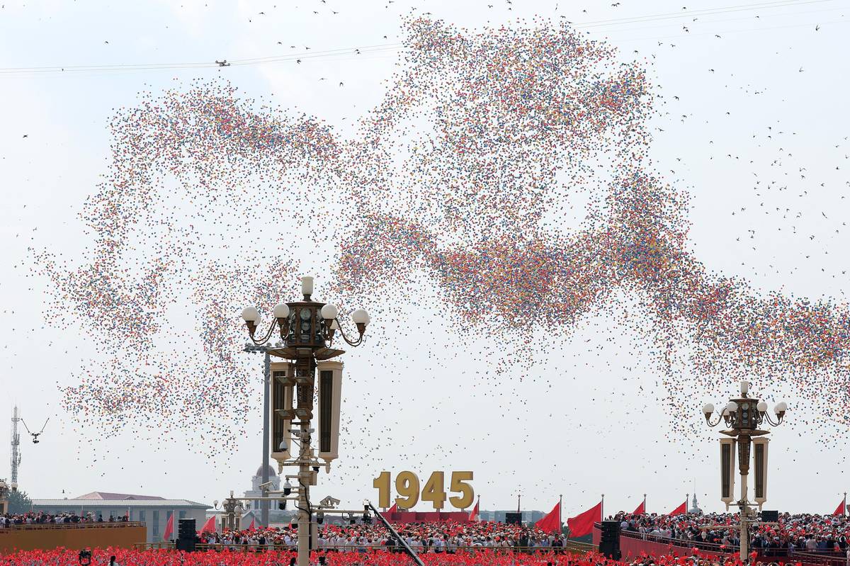 Lidstvo opět čelí volbě mezi mírem a válkou, mezi dialogem a střetem, řekl podle agentury AFP čínský prezident Si Ťin-pching v projevu, kterým zahájil dnešní vojenskou přehlídku na pekingském náměstí Tchien-an-men, jež je součástí čínské oslavy 80. výročí konce druhé světové války.