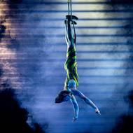 Novince nazvané Kurios: Kabinet kuriozit aplaudovalo zcela zaplněné hlediště velkého šapitó na Letenské pláni v Praze, jež má kapacitu 2500 lidí.