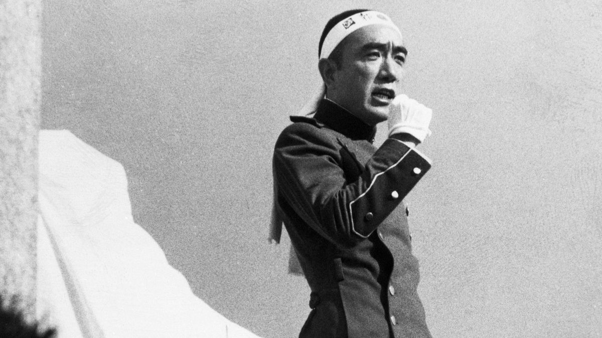 Proč japonský spisovatel založil svou armádu a pokusil se o puč